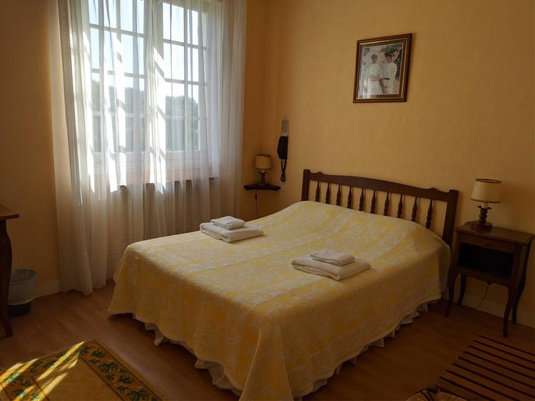 hotel-marie-eder-arcangues-chambre-lit-jaune