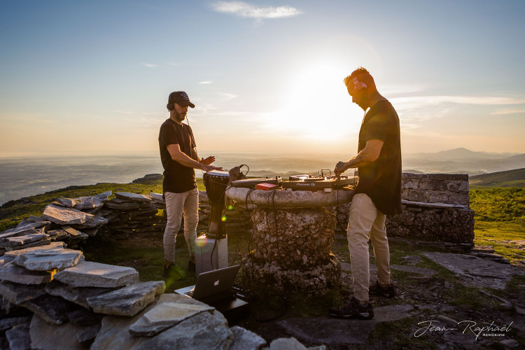 Le duo de DJ Green & Red Biarritz mixe au sommet de la Rhune