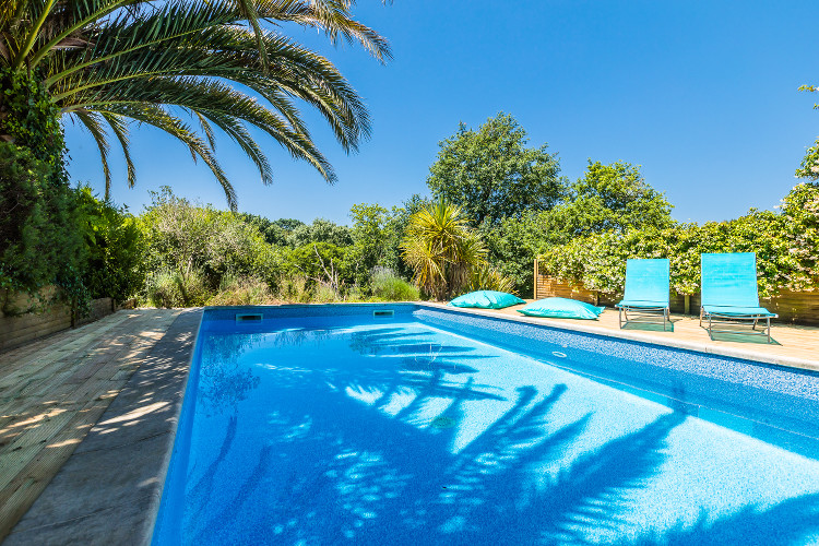 piscine extérieure d'une location saisonnière Welkeys