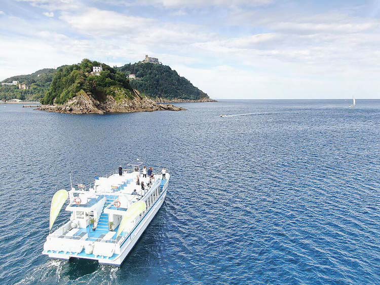 ciudad-san-sebastian-catamaran-promenade-saint-sebastien