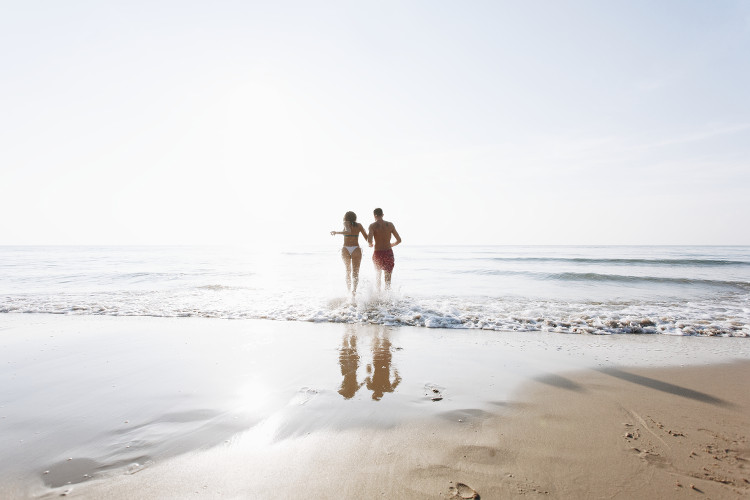 couple sur la plage de la côte basque