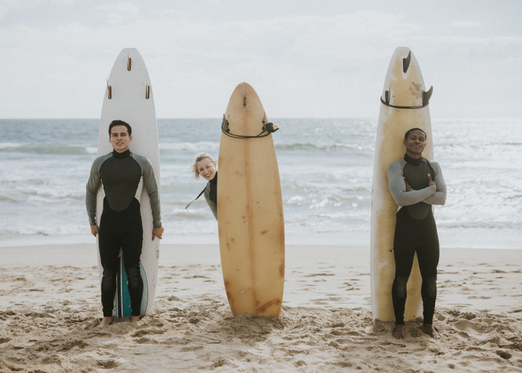 3 surfeurs sur la plage