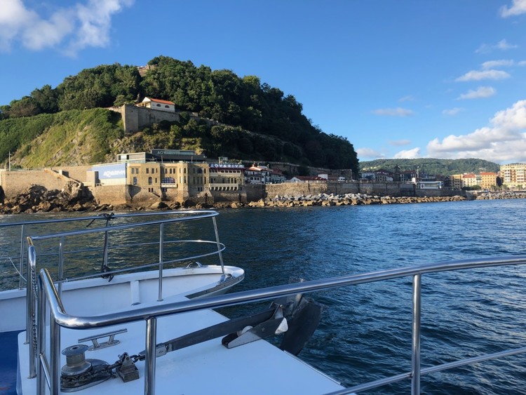 ciudad-san-sebastian-catamaran-promenade-baie-saint-sebastien