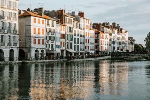 bayonne-ville-immeuble-blanc-volet-bleu-rouge-adour