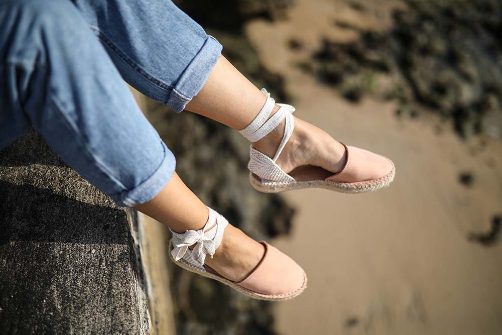 espadrille-lacet-rose-poudre-jambe-jean