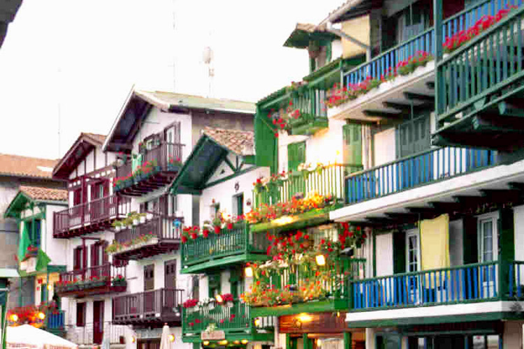 Façades et balcons colorés d'Hondarribia au Pays Basque