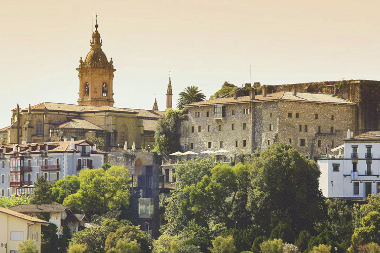 Vieux centre d'Hondarribia avec vue du Paradorre et de l’Eglise-Notre-Dame-des-Pommiers