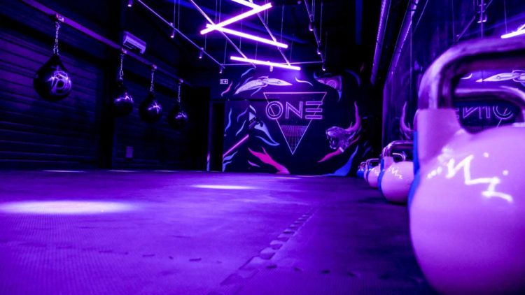 salle-fitness-neon-boxe-noir