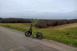 Trottinette électrique dans un paysage basque