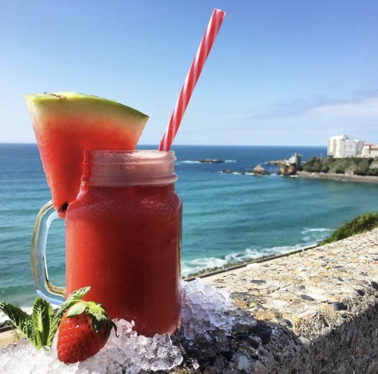 Cocktail fraise posé sur le mur surplombant la Côte des Basques