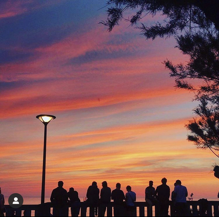 clients d'Etxola Bibi observant le coucher de soleil sur la Côte des Basques