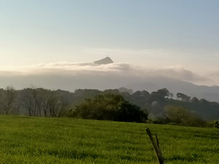 La Rhune dans les nuages vue lors d'une balade avec Hey Ma Trott