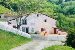 serenite-basque-facade-blanche-volet-rouge