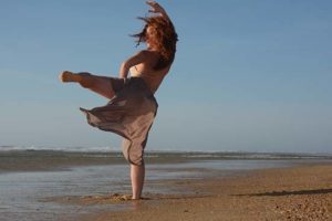 sol-art-danse-plage-femme