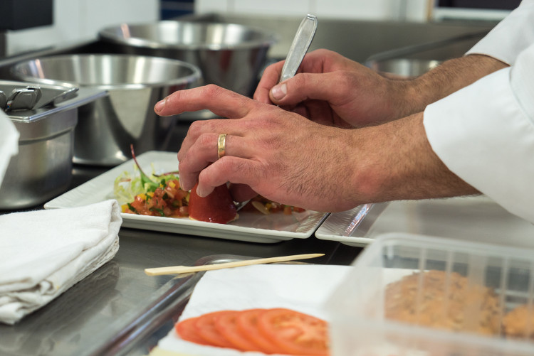 Chef en train de préparer un plat