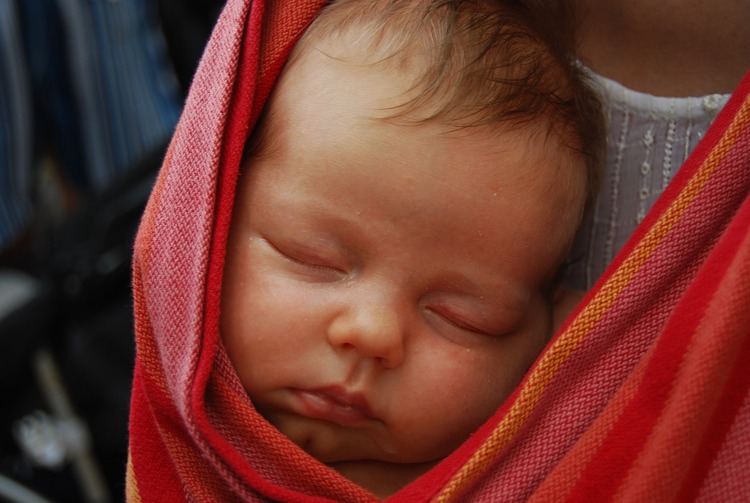 bebe-echarpe-atelier-portage-physiologique