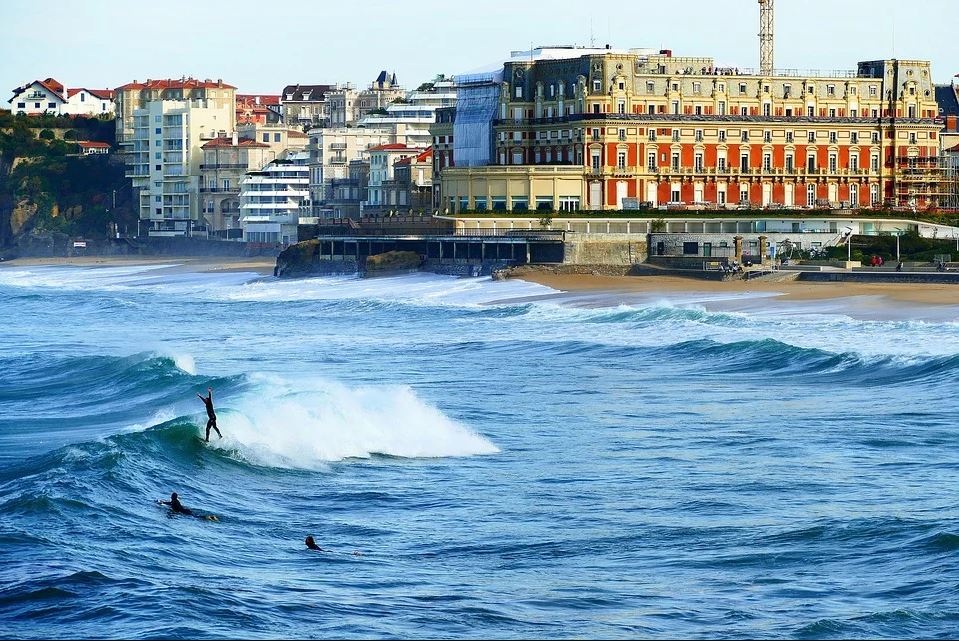 La plage de Biarritz est propice au surf ! 