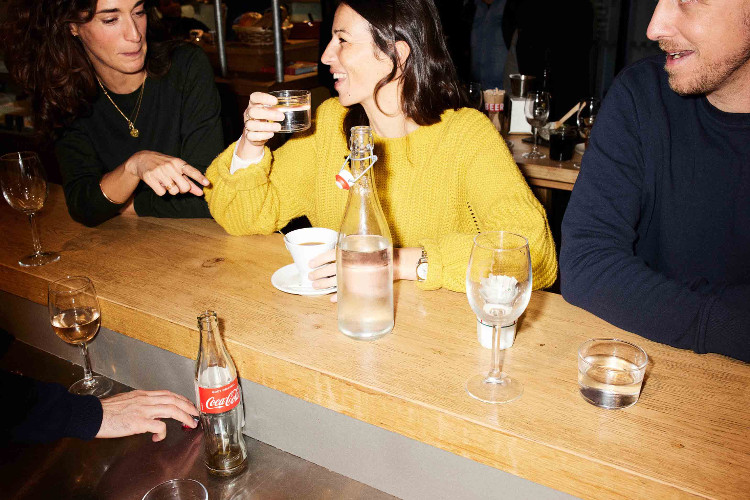 3 personnes prenant un apéritif au bar des Halles des Cinq Cantons Biltoki