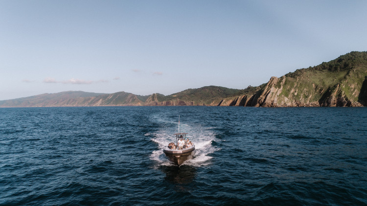 Le Brai naviguant le long de la côte