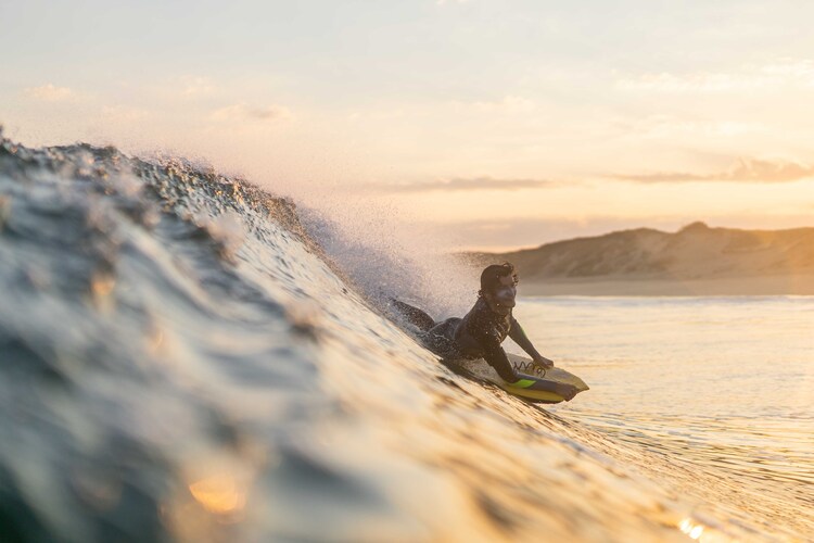 surfeur-vague-coucher-de-soleil