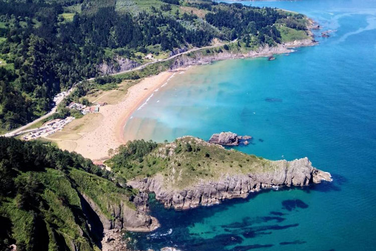 Plage de Laga, rocher d'Ogona