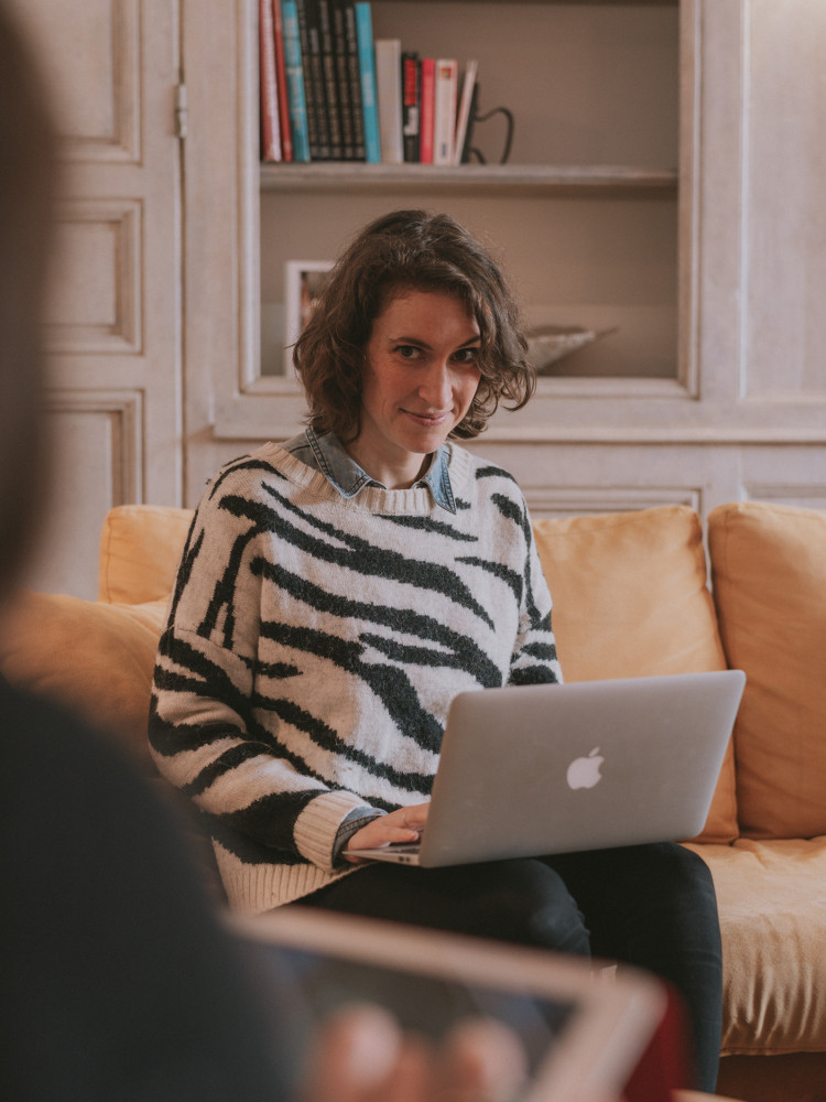 Femme et son ordinateur dans le salon de Outsite Bidart