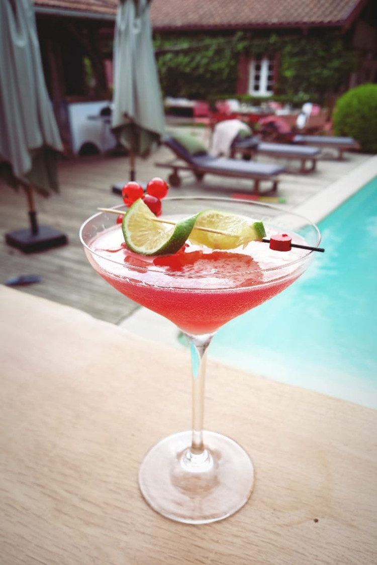 Cocktail au bord de la piscine