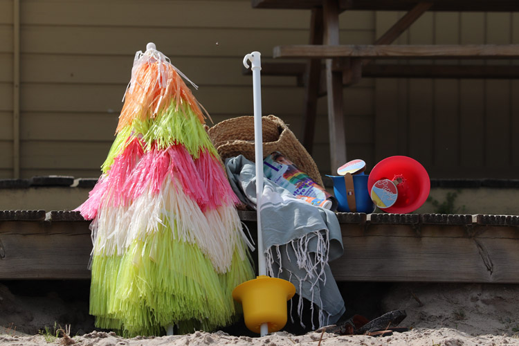 PoppyBeach fixation pied parasol