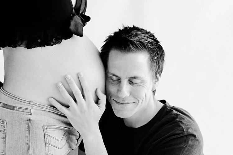 massage-bebe-couple-femme-enceinte