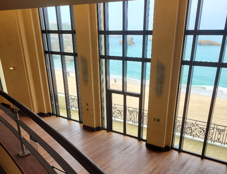 Vue sur la plage depuis l'intérieur du Casino de Biarritz