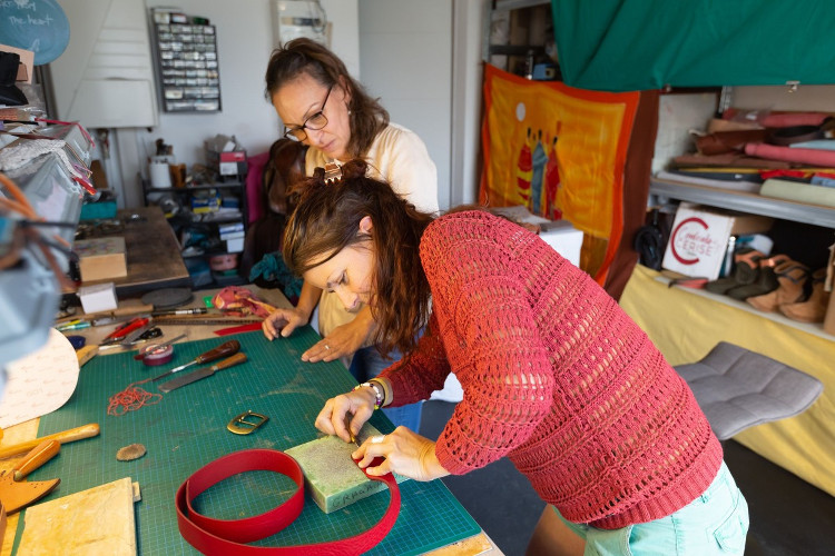 Atelier de fabrication d'une ceinture