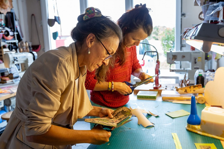 Atelier de fabrication d'un portefeuille