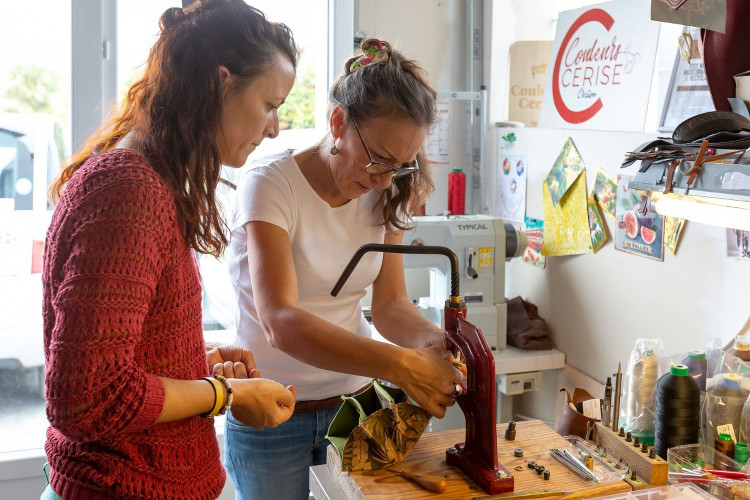 Atelier de fabrication d'un portefeuille