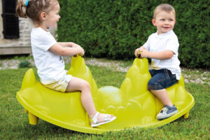 enfants sur une balançoire vendue chez JouéClub à Orthez