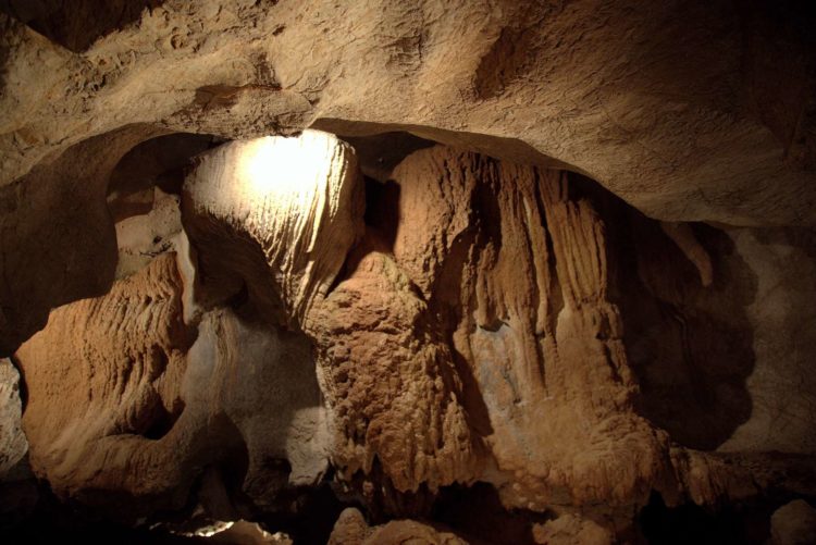 La splendeur des grottes de Sare