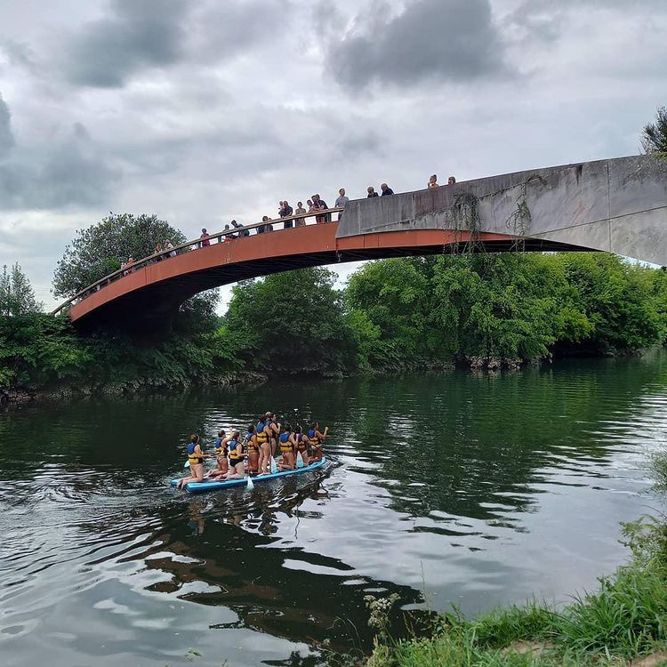 Giant paddle de Nature Avent'ura 64 passant sous la passerelle de Villefranque