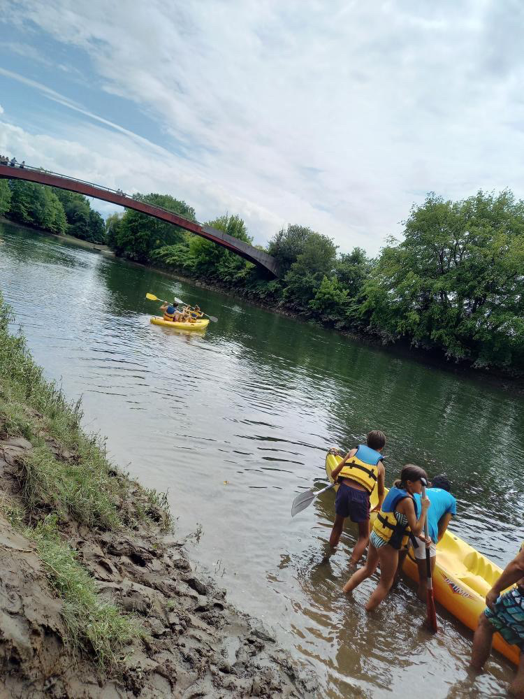 Mise à l'eau des canoës-kayaks de Nature Avent'ura 64