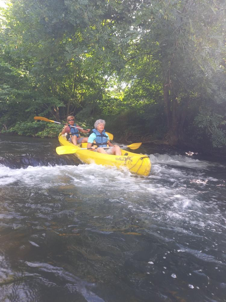 Kayak descendant un petit rapide sur la Nivelle