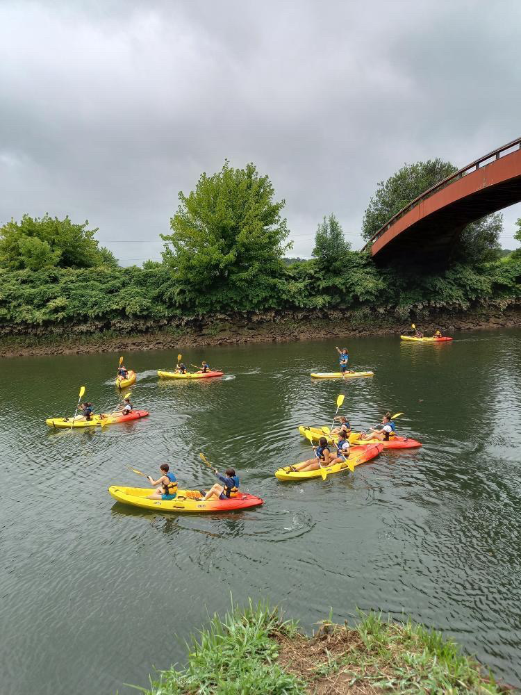 groupe de kayakistes sous la passerelle de Villefranque