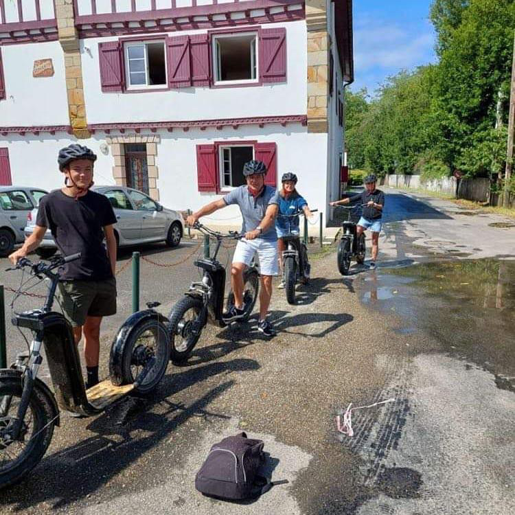 famille faisant de la trottinette électrique tout-terrain avec Nature Avent'ura 64