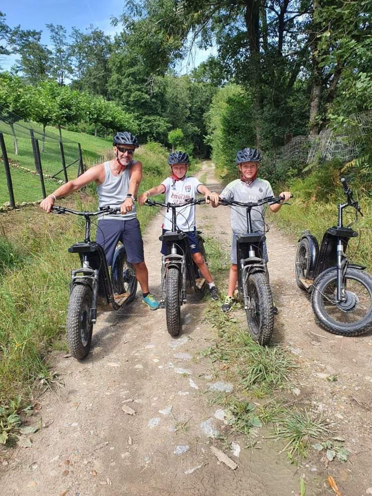 Famille sur des trottinettes électriques de Nature Avent'ura 64