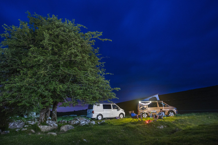 Deux vans aménagés garés pour la nuit