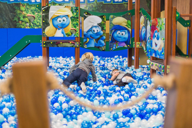 enfant jouant chez Schtroumpfland au centre commercial Ametzondo Shopping