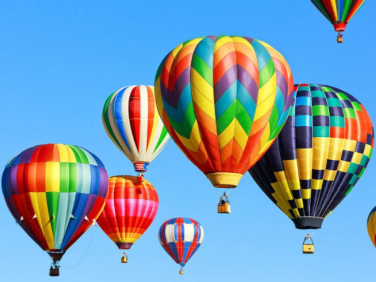 Différentes montgolfières dans le ciel