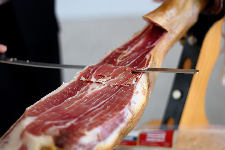 Jambon de bayonne traditions basques