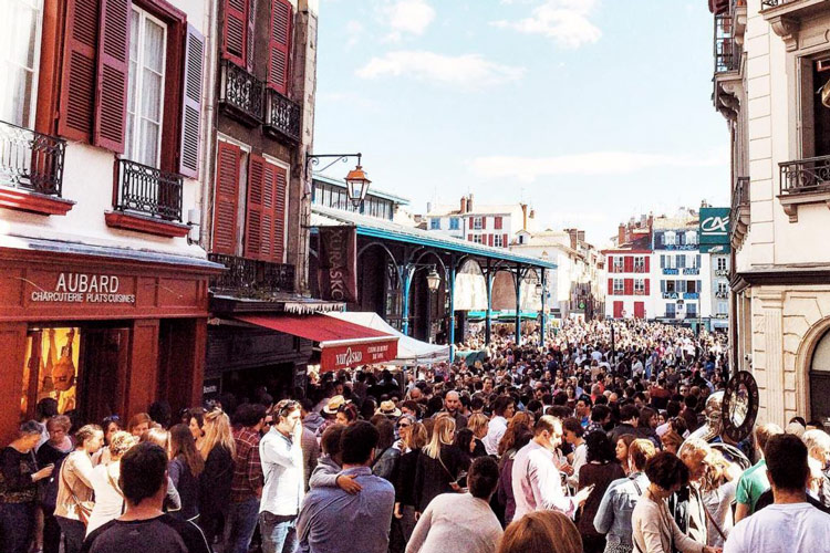 Foire au jambon de bayonne foule rues