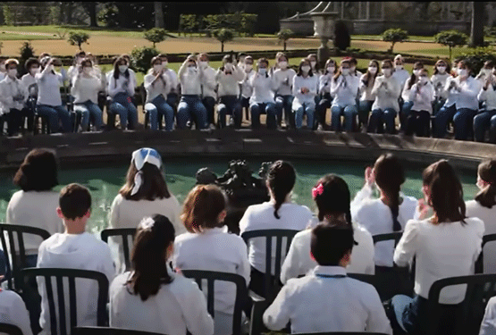 200 collégiens font du Body Clapping grâce à leur prof de musique