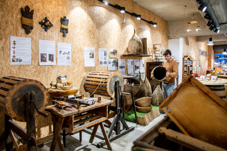 exposition de vieux outils dans la boutique Loreztia