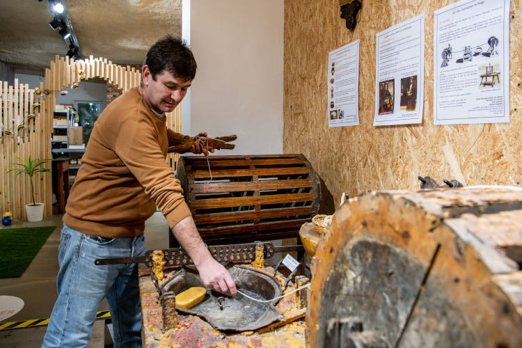 Jacques Salles dans sa boutique