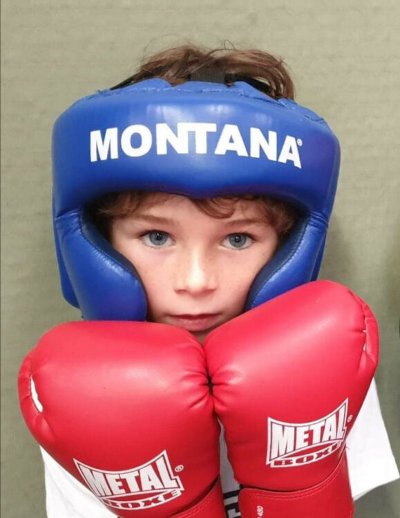 enfant équipé pour la boxe